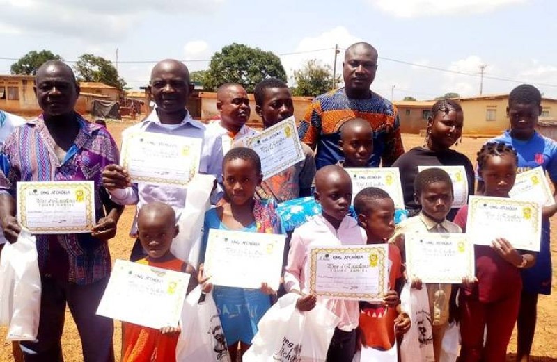 Le président de l’Ong, Jules Aka Koua, a posé avec les enfants primés. (DR)
