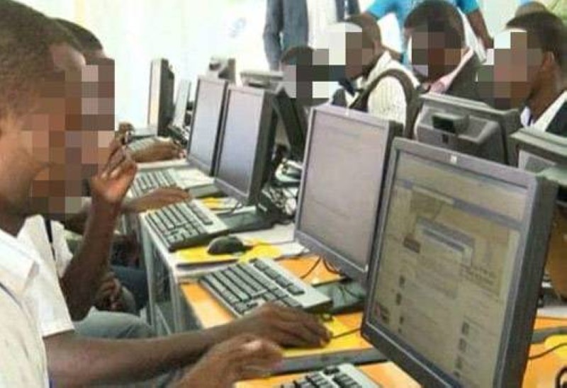 Des jeunes gens dans un cybercafé. (DR)