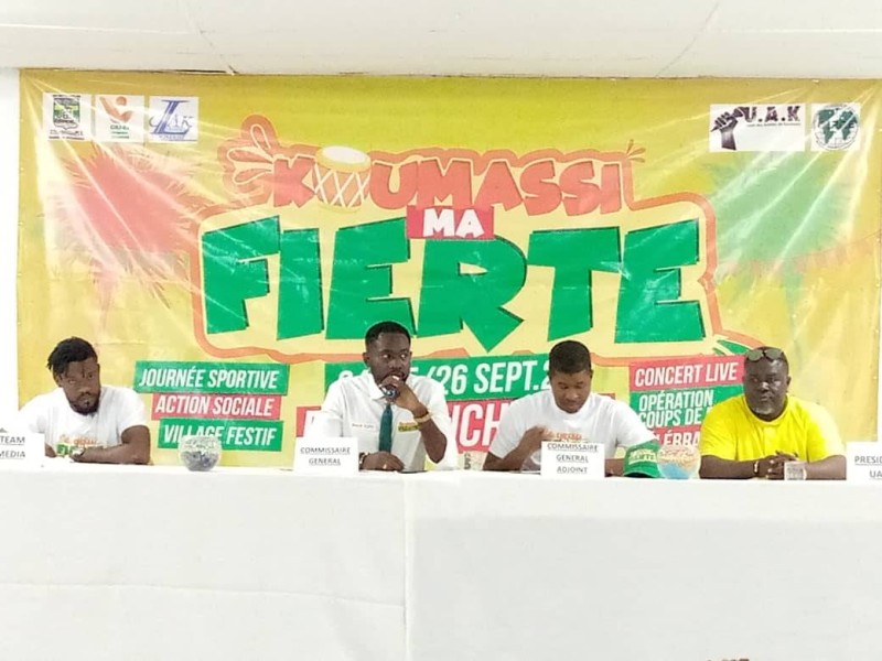 Koffi Benoit, commissaire général du festival (micro en main) a défini les motivations et les grandes lignes de ce rendez-vous. (DR)