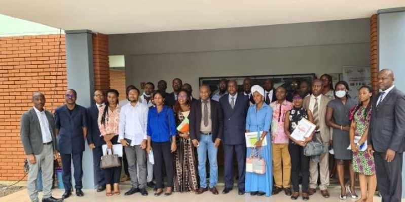 Dr Denis Gnanzou (au centre en jean bleu) a plaidé en faveur d’une finalisation rapide du cadre institutionnel de mise en œuvre de la Rse en Côte d’Ivoire. (DR)