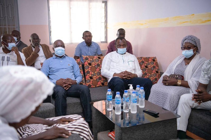 Le ministre Amadou Koné au domicile familial du soldat Traoré Flagolo tué lors de l'attaque de Tehini (DR)