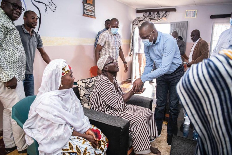 Le ministre Amadou Koné consolant la famille du soldat tué (DR)
