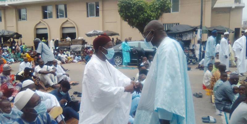 François Albert Amichia présentant ses civilités à l'imam El Hadj Bakary Konaté. (DR)