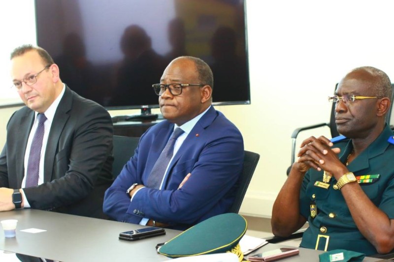 L’Ambassadeur Haidara Mamadou (au centre) le général de brigade, Kouaho Amichia (à sa gauche) et Édouard, l’investisseur israeélo-américain. M. Amar Sharon (à sa droite)