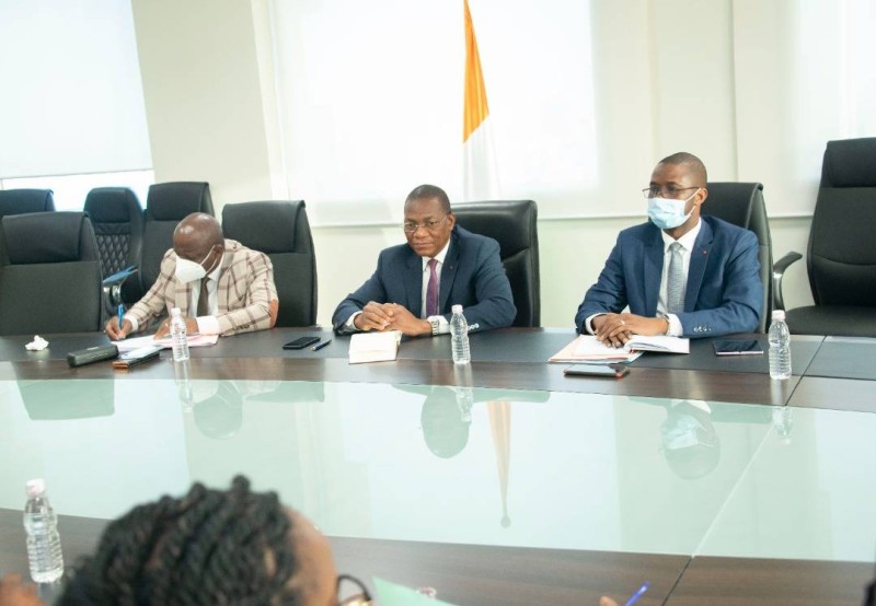 Le ministre Bruno Nabagné Koné au centre...