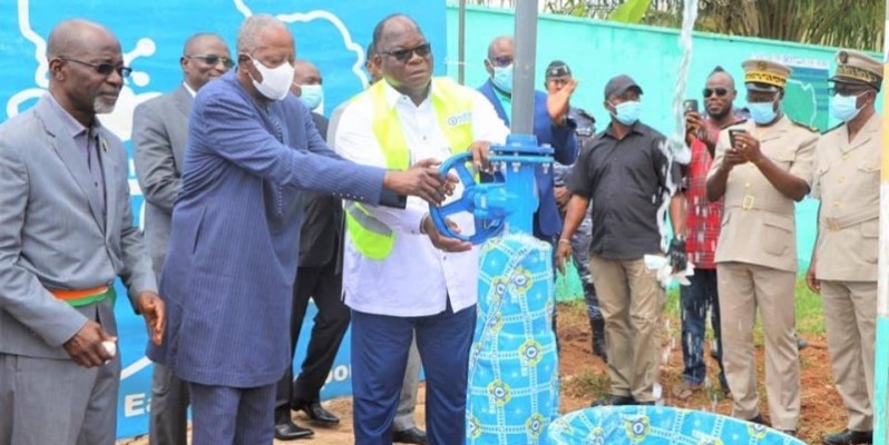 Le ministre Tchagba Laurent et le médiateur de la République ouvrent la vanne (DR)