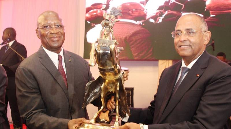 Les deux chefs de gouvernement ont échangé des présents pour magnifier l'amitié entre les deux États. (Photo : Joséphine Kouadio)
