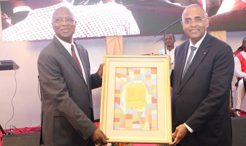 Les deux chefs de gouvernement tenant un tableau. (Photo : Joséphine Kouadio)