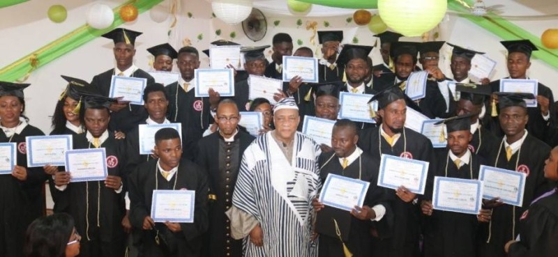Vingt-cinq étudiants en licence, heureux de recevoir leur parchemin. (Bavane)