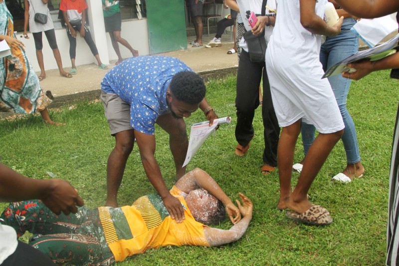 Des admis en joie au centre du lycée Sainte Marie de Cocody. (Photo : Véronique Dadié)
