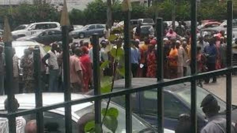 Une manifestation des victimes des déchets toxiques devant le palais de justice d'Abidjan-Plateau
