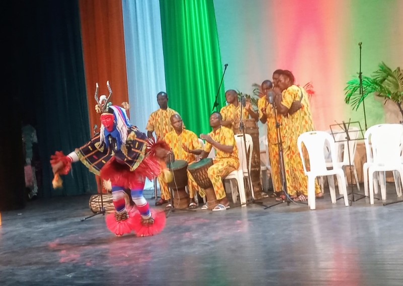La troupe Zaouli de Manfla (Côte d’Ivoire), l’une des attractions de cette cérémonie de clôture.