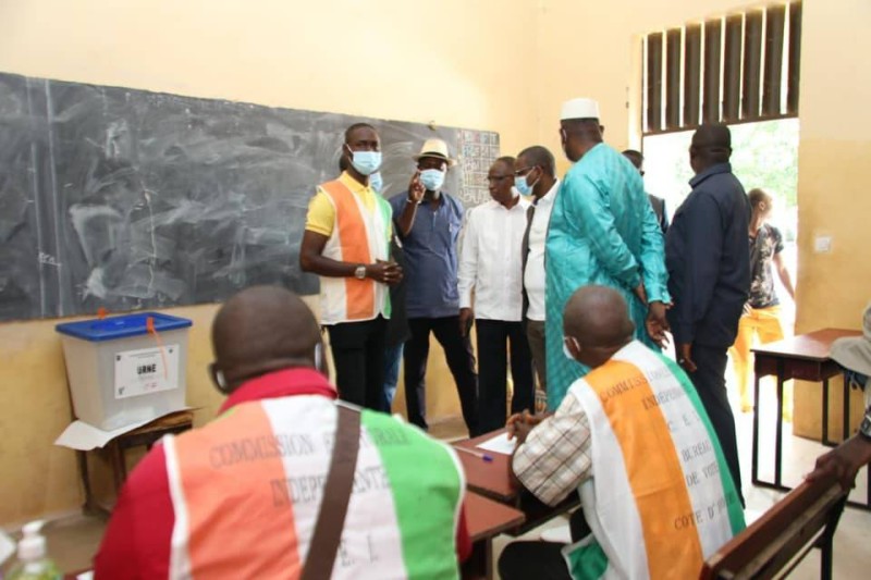 Le ministre Gouverneur-Gaoussou Touré, le samedi 31 juillet 2021, à l’EPP Odienné 3, en compagnie des cadres du Kabadougou, afin de m’imprégner du bon déroulement des votes pour les élections sénatoriales partielles dans la région (DR)