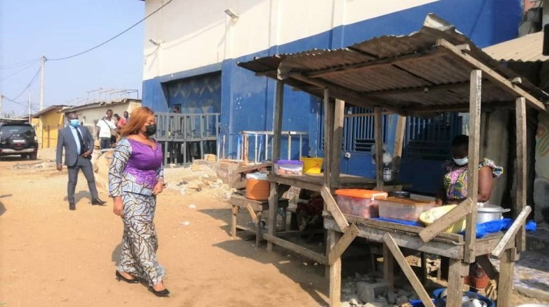 La ministre Belmonde Dogo, au quartier Jean-Foly dans la commune de Port-Bouët.