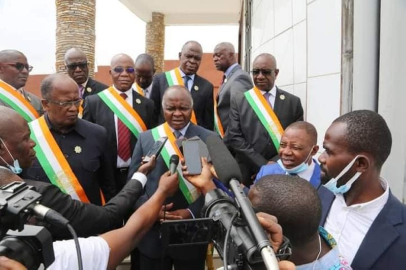 Les députés de la plateforme Eds faisant leur déclaration après leur rencontre avec Laurent Gbagbo.