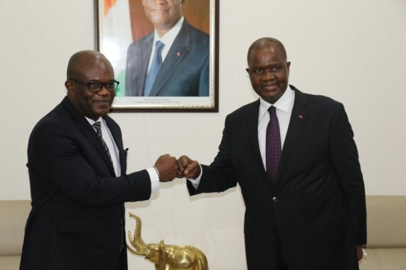 Le représentant résident du Ndi ( à gauche) a fait ses adieux au Président de l’Assemblée nationale. (Ph: Dr)
