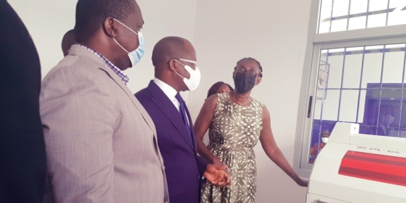 Le ministre de la Santé, Pierre N’Gou Dimba, s’est fait une idée des équipements, avant de promettre son appui au personnel médical pour l’amélioration de ses conditions de travail. (Photo : DR)