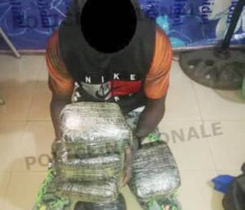 Le dealer en possession de ses blocs de cannabis. (DGPN)
