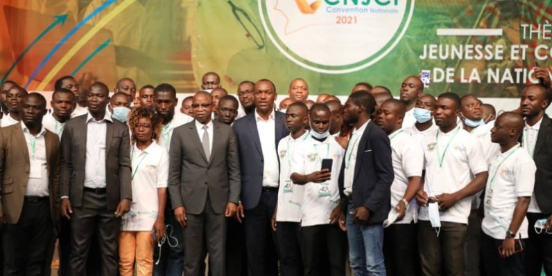 Le ministre Mamadou Touré entouré des délégués nouvellement élus. (DR)