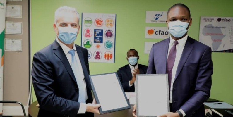 Échange de parapheurs à l'issue de la signature. (DR)