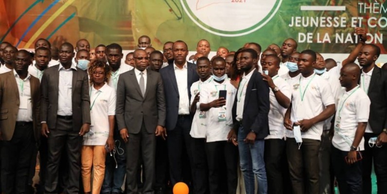 Le ministre Mamadou Toure entouré des délégués à l'issue de la convention. (DR)