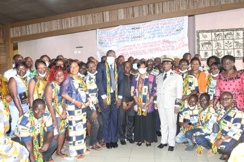 


Les enseignants (en uniforme) ont effectué massivement le déplacement pour célébrer le professeur Henriette Diabaté. ( PHOTOS : Joséphine Kouadio).