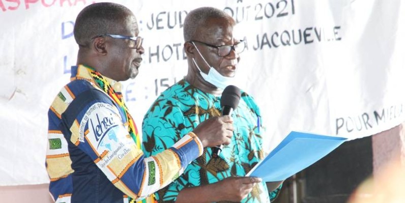 La naissance de cette Fondation est un voeu qui est cher au directeur de l'Institut d'histoire, d'art et d'archéologie africain (Ihaaa), Dr Gonnin Gilbert (à droite en pagne vert). (PHOTO: Joséphine Kouadio)