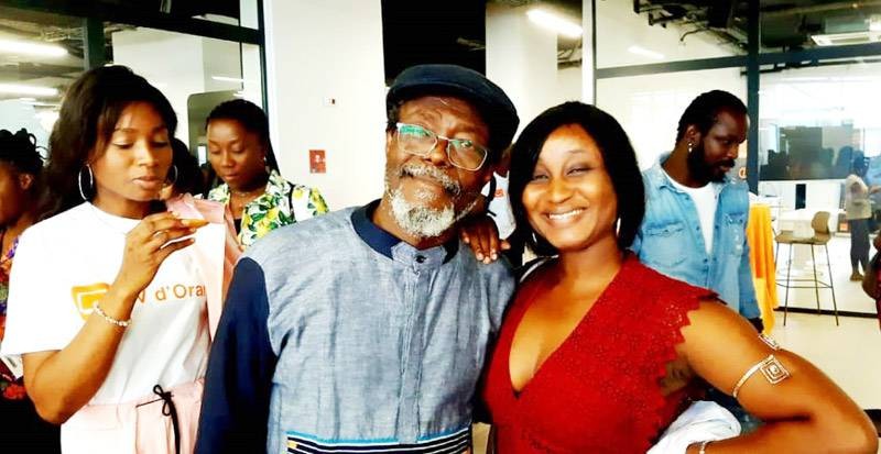 Fargass Assandé (à gauche) pose avec une participante. (Photo : DR)