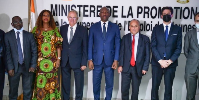 Photo de famille à l'issue de la signature de convention. (DR)