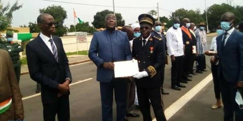 Le colonel-major recevant sa distinction. (DR)