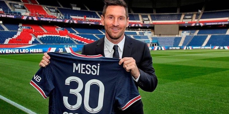 Lionel Messi montrant son nouveau maillot. (DR)