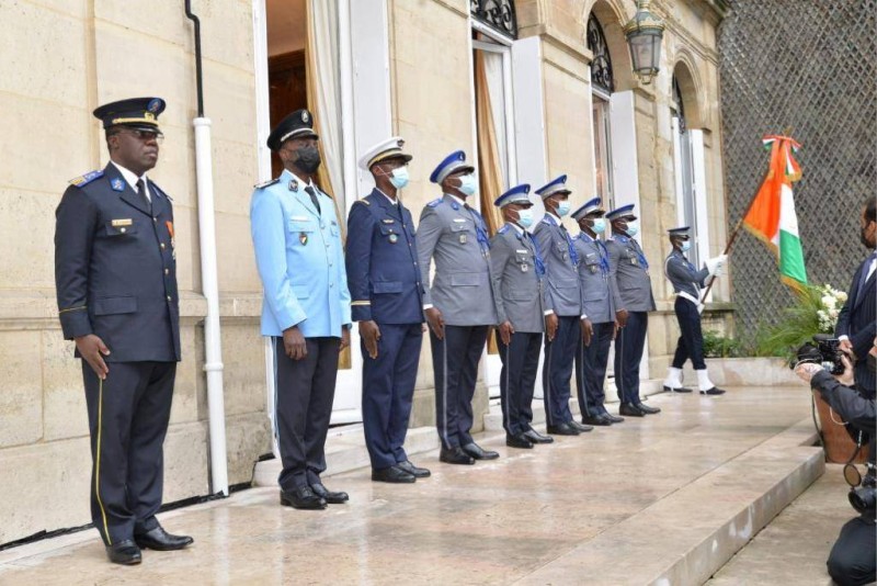 Le drapeau salué par des attachés de défense (DR)