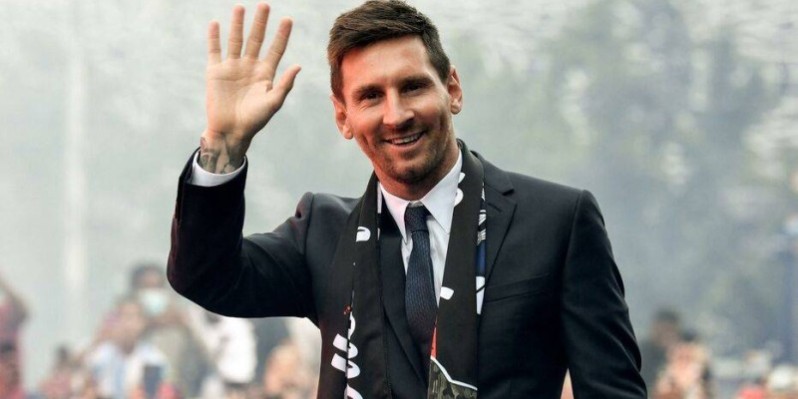 Lionel Messi foule le sol du centre d'entraînement du PSG. (DR)