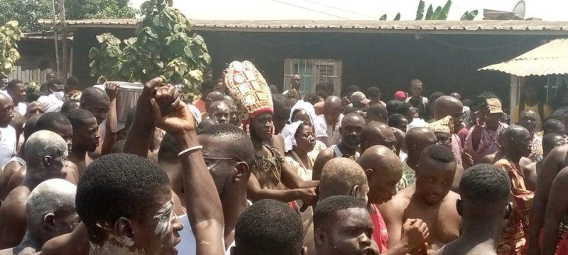 Le guerrier Adjoukoua Jean Marc Wilfried, au milieu en chapeau traditionnel. (Photo Dr)