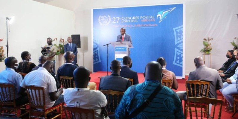 Le directeur général de la poste de Djibouti, Bahnan Ali Maidal, échange avec les journalistes.  (Photo : Poro Dagnogo)