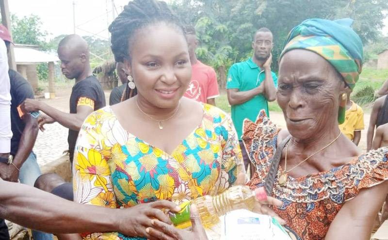 Nadège Yohou Ibo (à gauche) remettant un présent à une bénéficiaire. (DR)