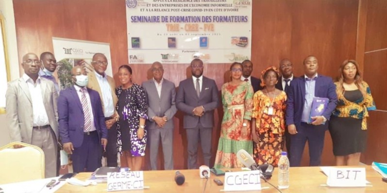 Dix-sept (17) formateurs à l'école de la formalisation d'une entreprise. (DR)