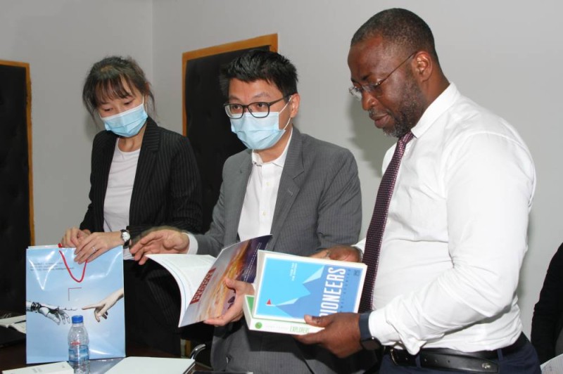 Le Directeur général de Fraternité Matin et le Dg de Huawei-Côte d'Ivoire recevant un présent du géant technologique (DR)