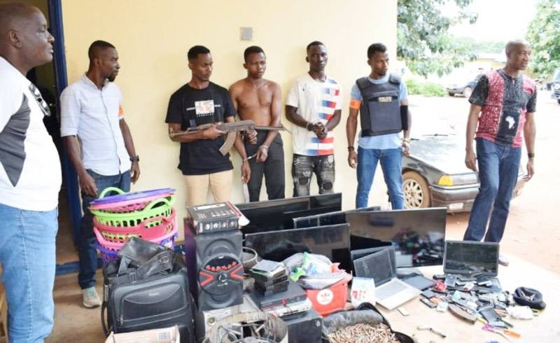 Les trois bandits ont été présentés à la presse. (Photo : Saint-Tra Bi)