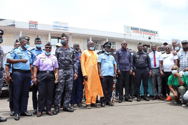 Rassurés des préoccupations, les chauffeurs et propriétaires de véhicules posent avec le Préfet de police Dosso Siaka (Photo: Dgpn)