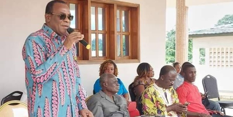 Le président du Fpi, Affi N'Guessan (debout), est en phase avec les militants du Moronou. (DR)