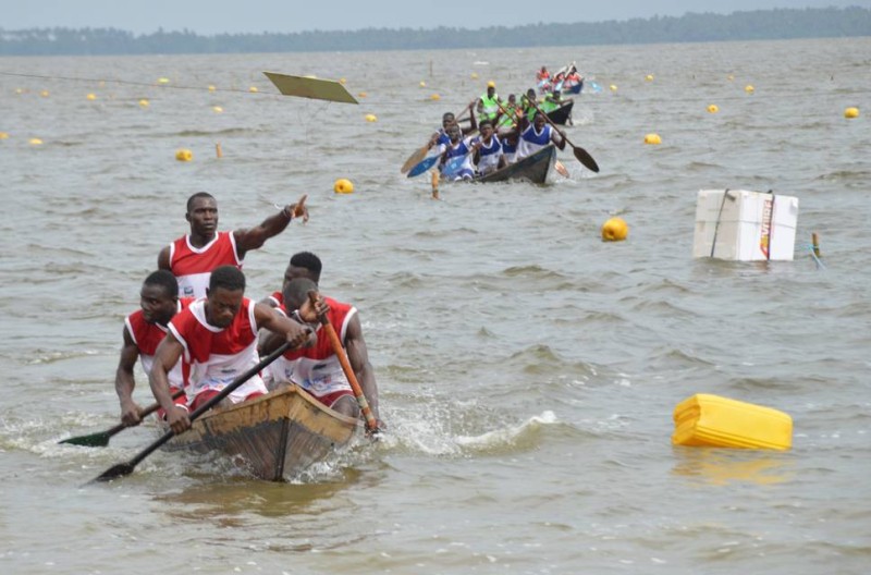 Le Êlê festival, c'est avant tout la course des pirogues. (Photo : Julien Monsan)