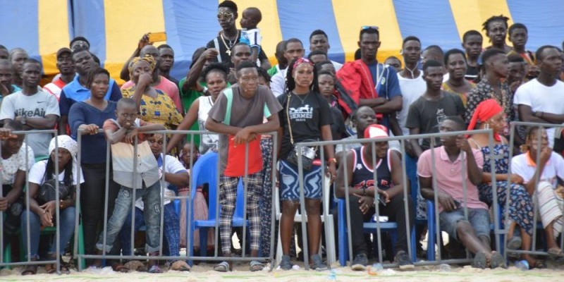 Les festivaliers étaient nombreux sur la plage de la lagune Aby. (Photo : Julien Monsan)