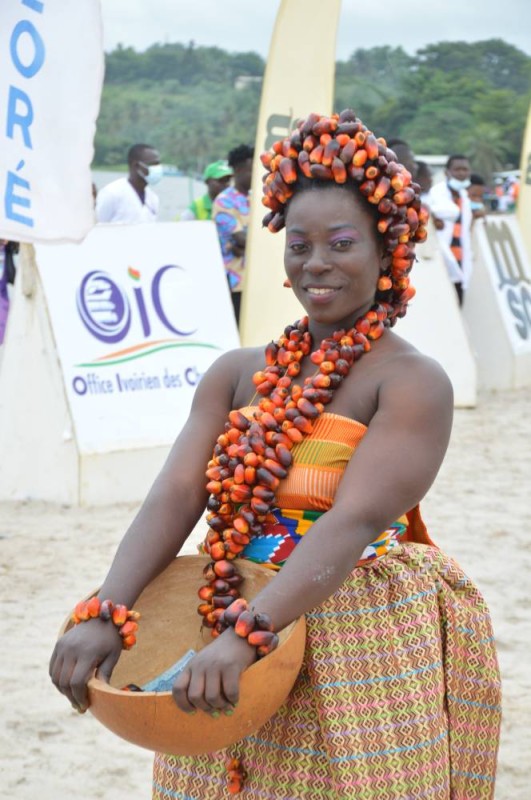 La beauté était à l'honneur. En témoigne cette belle femme à la coiffure et aux parures faites de graines de palme. (Photo : Julien Monsan)