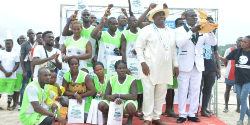 Les vainqueurs de la course de pirogues heureux de poser avec le ministre d'État Kobenan Kouassi Adjoumani. (Photo : Julien Monsan)