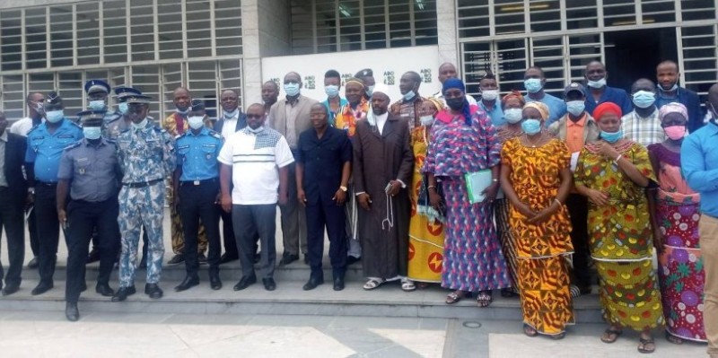 Une photo de famille pour immortaliser la rencontre d'Abobo. (Photo : DR)