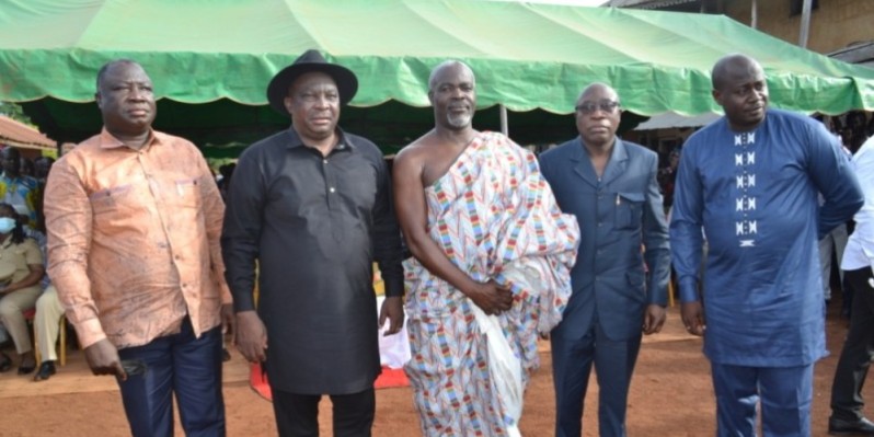 Kobenan Kouassi Adjoumani (en chapeau), Yoboua Cévérin et Serge Vremen (avec le pagne) ensemble pour le développement de leur région. (DR)