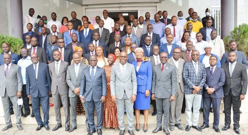 Les responsables de la société ivoirienne Petroci Holding sont visiblement heureux et fiers d'avoir contribué à la découverte de cet important gisement de pétrole brut et de gaz naturel. (DR)