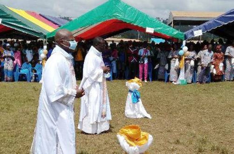 Les fidèles de la paroisse Sainte Marie mère de Dieu de Niambezaria dans la joie. (DR)
