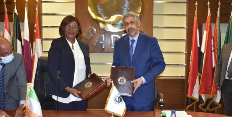Échange de parapheurs entre Nialé Kaba et Sidi Ould Tah. (DR)